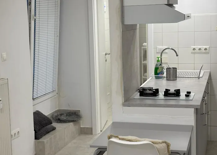 Industrial 6 アパート *